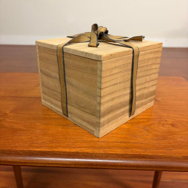 Japanese Studio Pottery Chawan Matcha Tea Bowl in Original Tomobako Box For Sale - Image 13 of 16