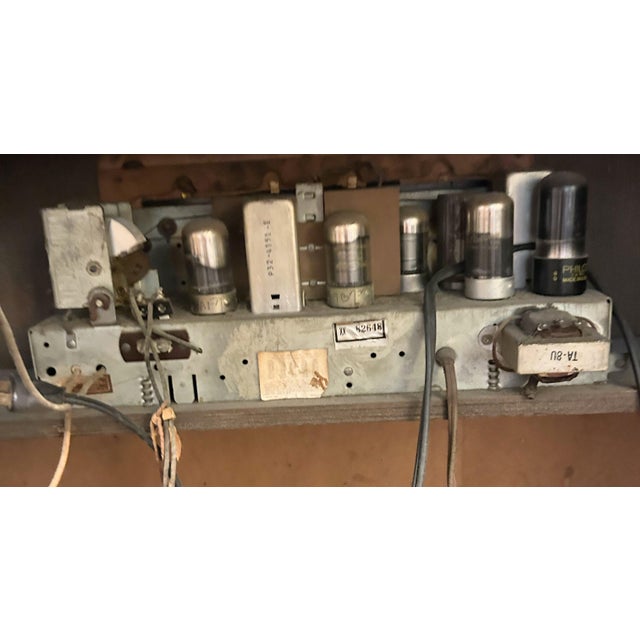 1940s Vintage Philco 48-485 Tube Floor Radio Broadcast Receiver 6 Tube 1948 For Sale - Image 5 of 12
