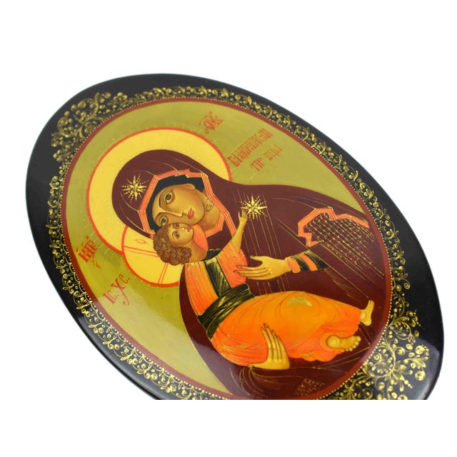 Mid 20th Century Hand-Painted Vladimir Mother of God Iconography Papier-Mâché Lacquer Trinket Box For Sale - Image 6 of 10