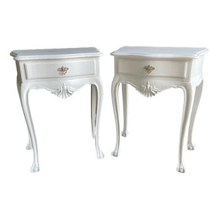 Mid 20th Century Pair of Portuguese Dom João v Attributed Style White Lacquered Bedside Tables | Pair | Gold Brass Hardware For Sale