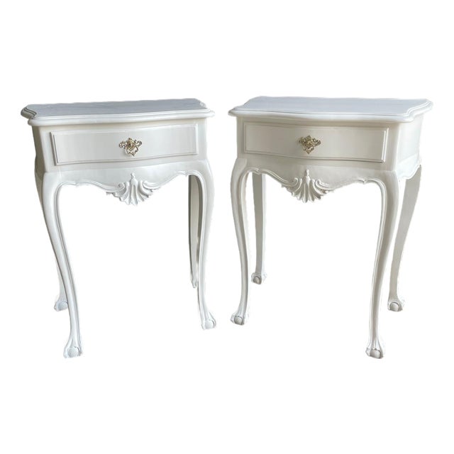 Mid 20th Century Pair of Portuguese Dom João v Attributed Style White Lacquered Bedside Tables | Pair | Gold Brass Hardware For Sale