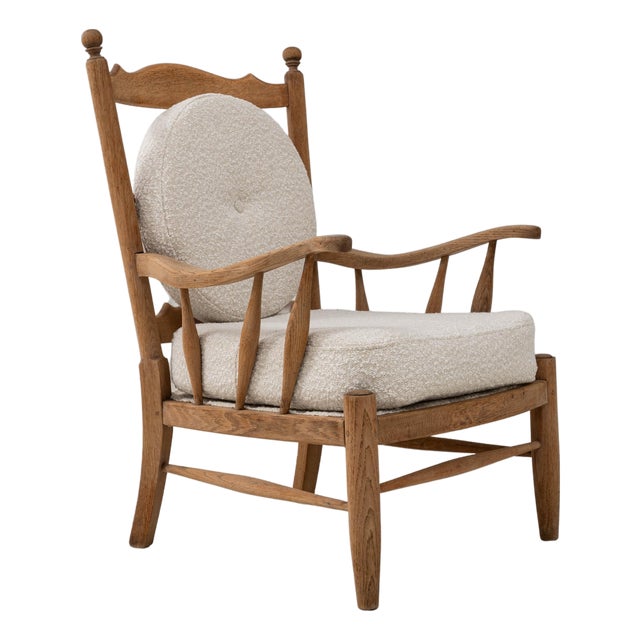 20th Century French Provincial Style Oak Armchair with Sculpted Back and Round For Sale