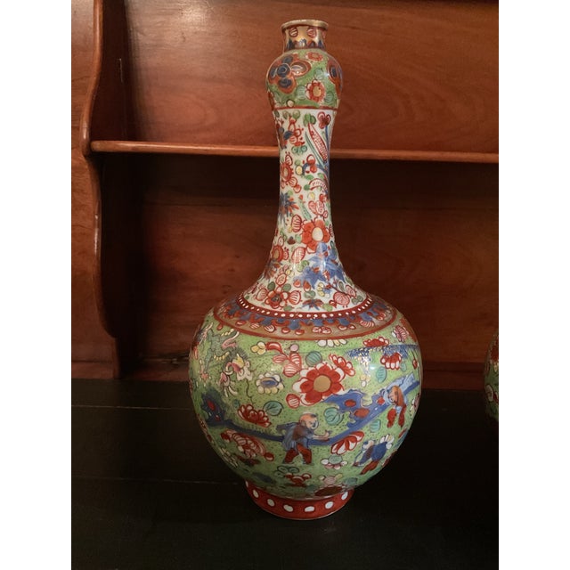 Early 19th Century “Like Pair of Chinese Export Clobbered Vases For Sale - Image 10 of 10