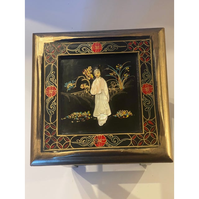 1950s Chinese Chinoiserie Table of Stand With Quan Yon For Sale - Image 4 of 5