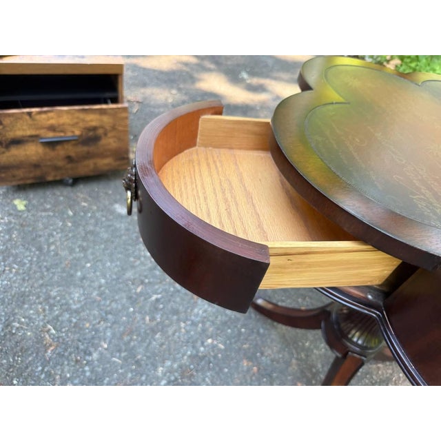 Vintage Ducan Phyfe Georgian Style Clover-Shaped Top Mahogany Pedestal Drum Side Table For Sale - Image 10 of 15