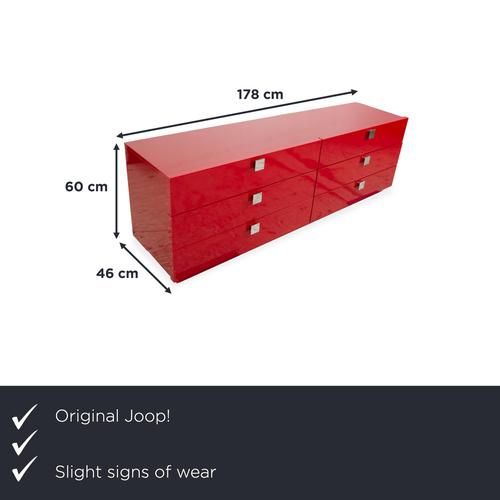 This floor-to-ceiling Joop! sideboard is a true statement piece. The vibrant, high-gloss red instantly commands attention...