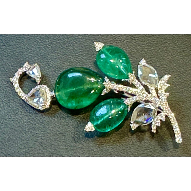 8.5 Ct Natural Oval Emerald Bead & 4 Ct Rose cut Diamond Brooch /Pin 18 Kt Gold For Sale In New York - Image 6 of 18