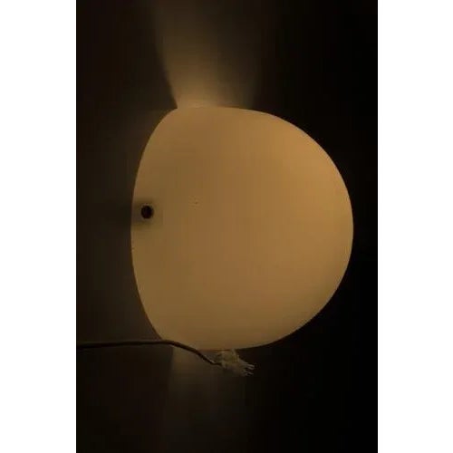 Beautiful parete wall lamp from foscarini. The lamp is made of nice white murano glass. The wall lamp is in good vintage...