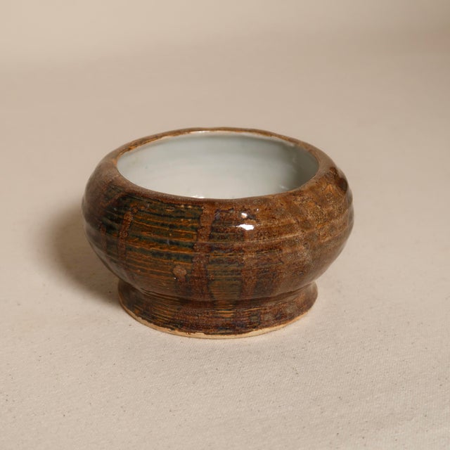 Chestnut Late 20th Century Handmade Studio Pottery Low Bowl Wheel Thrown Rustic Stoneware With Brown Glaze and White For Sale - Image 8 of 12