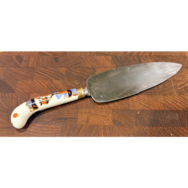 Chinoiserie Vintage House of Prill "Mandarin" Chinoiserie Porcelain Cake Server For Sale - Image 3 of 7
