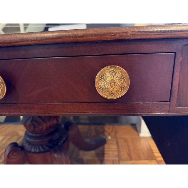 Elegant Mahogany and Brass Drop-Leaf Expandable Sofa Table With Drop Down Sides For Sale In New York - Image 6 of 9