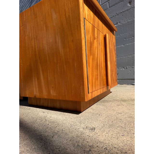 1950s Pair of Rare Paul László Inc. Beverly Hills Custom Ribbon Grain Mahogany Nightstands For Sale - Image 10 of 10