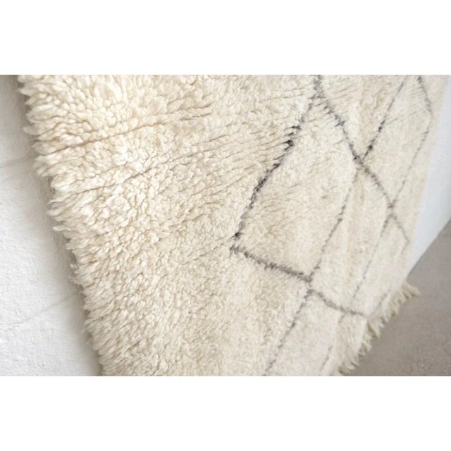 Vintage Moroccan Beni Ourain Handwoven Wool Area Floor Rug, 5’4” X 6’9” For Sale In Detroit - Image 6 of 10