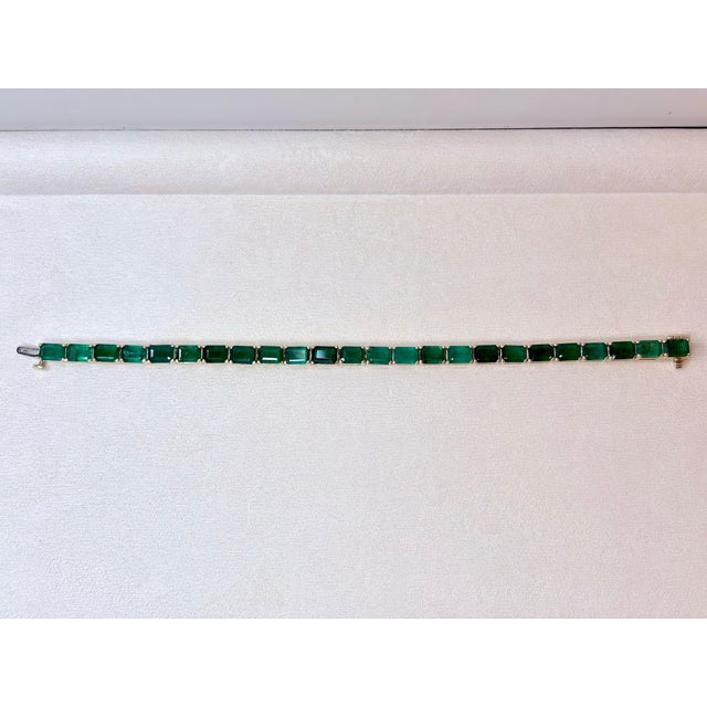 2020s 24 Carat Natural Emerald Tennis Bracelet, 14 Karat Yellow Gold, 17.5gm, 7 Inch For Sale - Image 5 of 8