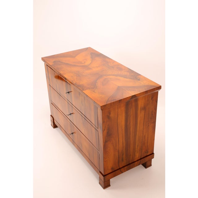 Biedermeier Chest of Drawers in Walnut, 1830 For Sale - Image 4 of 16