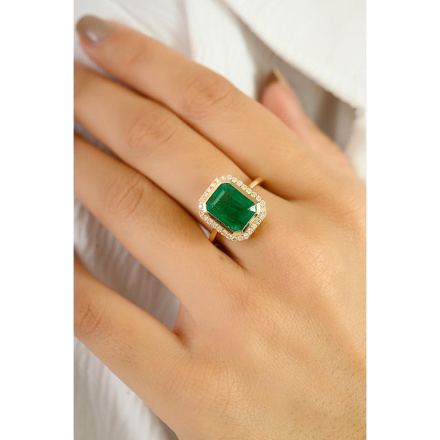 Chic Halo Diamond Emerald Bridal Ring in 14k Gold Size 6.5 For Sale In New York - Image 6 of 12