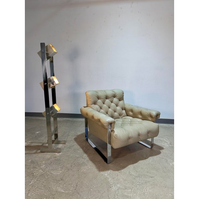 Mid Century Modern Chrome Flatbar chair in the style of Milo Baughman. Light gray tufted vinyl upholstery on a chrome...