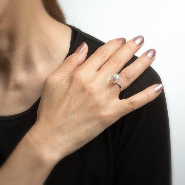 Vintage Diamond Set in Cultured Pearl Ring 14 Karat White Gold Stacking Jewellery size 5 For Sale In Los Angeles - Image 6 of 6