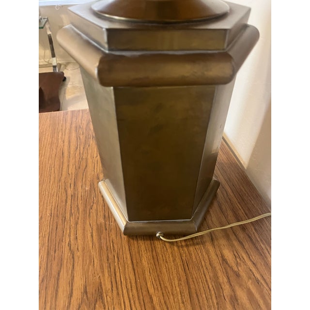 Vintage Shaker Metal Table Lamp With an Amber Mica Hexagonal Lamp Shade For Sale - Image 12 of 12