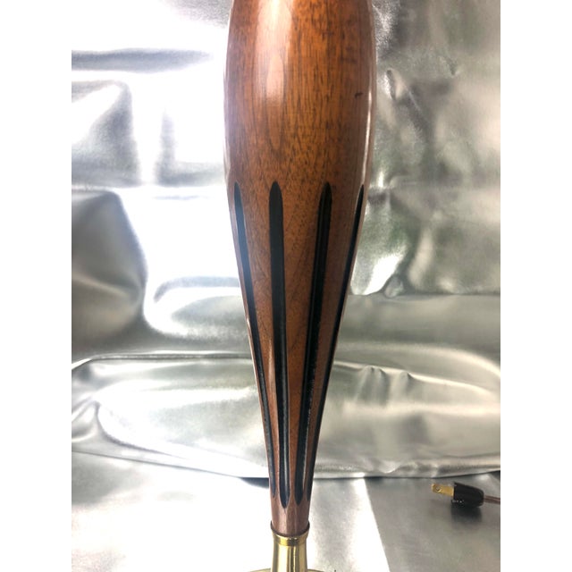 Mid-Century Modern Mid Century Lamp in the Manner of Laurel Walnut Brass Tulip Base For Sale - Image 3 of 7