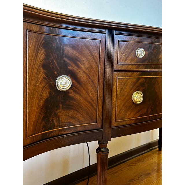 Early 20th Century Hepplewhite Serpentine Mahogany Sideboard For Sale - Image 4 of 6