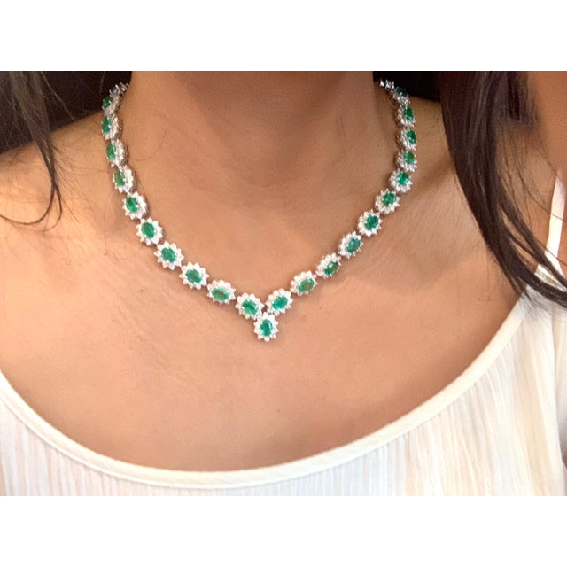 30 Carat Oval Shape Natural Emerald & 23 Carat Diamond Necklace in 18 Karat Gold For Sale - Image 13 of 18