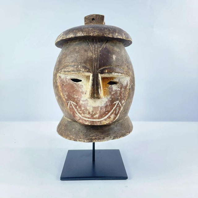 Early 20th Century Ibibio Mask Cross River on Custom Stand Nigeria MATTER COLLECTION For Sale - Image 4 of 8