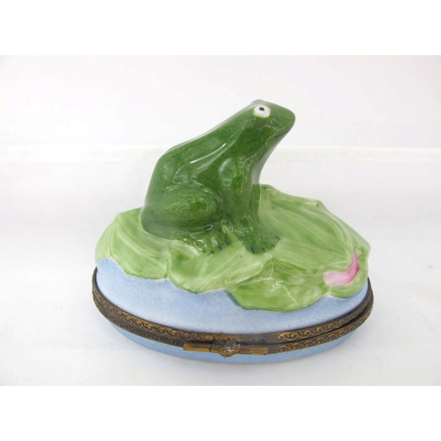 Limoges, France Limoges France Peint Main Frog on Lily Pad Hand Painted Porcelain Trinket Box For Sale - Image 4 of 7
