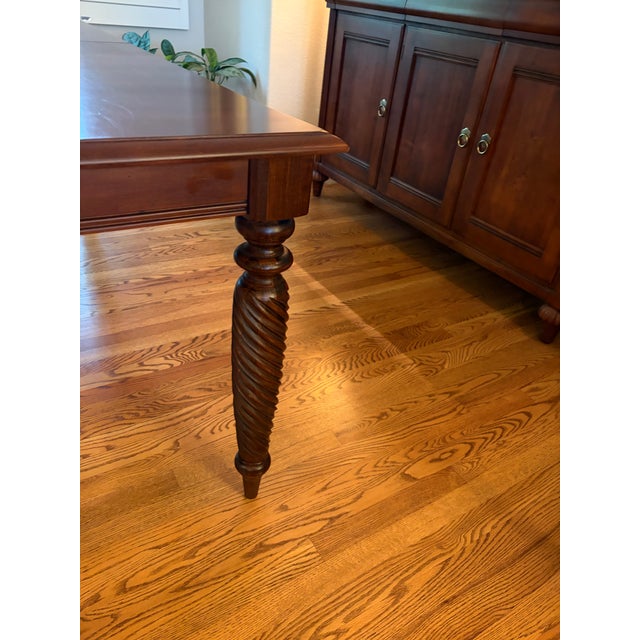 Beautiful Ethan Allen, British Classics collection dining table with two leaves. Measuring 72“ x 44“ +2 leaves at 20...