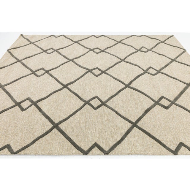 8x10 Geometric Trellis Hand-Tufted Wool Rug – Neutral Beige & Charcoal For Sale - Image 4 of 10