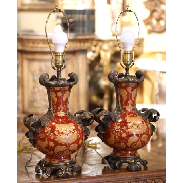 Pair of Mid-Century French Louis XV Chinese Export Porcelain Bronze Lamps For Sale - Image 4 of 9