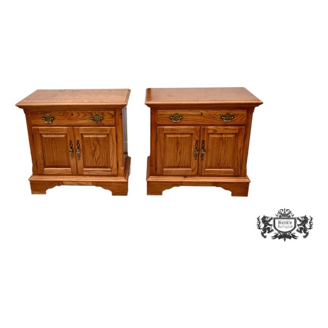 Vintage Thomasville Pair of Traditional Americana Style Oak Nightstands For Sale