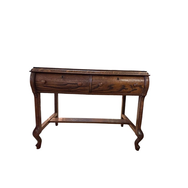 Handsome early-20th-century quarter-sawn oak desk by King Mantel & Furniture Co. of Knoxville, Tennessee, retaining its...