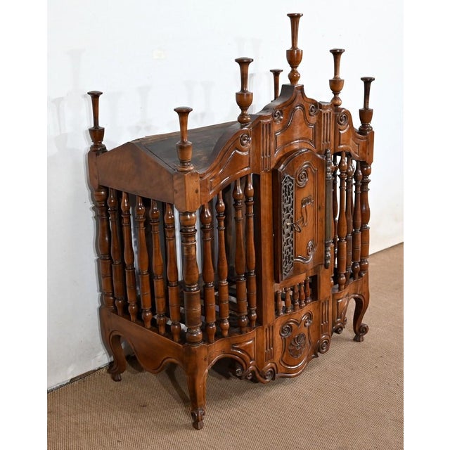 This panel, entirely in solid walnut, has a movement front. With a very wide low crosspiece in the center, its cut-out...