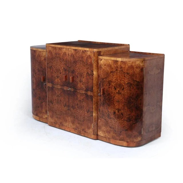 Art Deco English Figured Walnut Sideboard, 1930s, in Very Good conditions. Designed 1920 to 1949