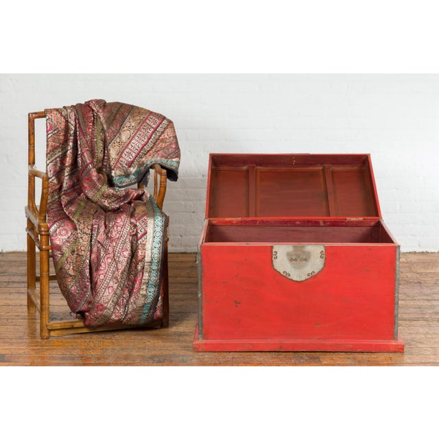 Chinese Qing Dynasty Period 19th Century Red Lacquer Trunk with Metal Edging For Sale In New York - Image 6 of 13