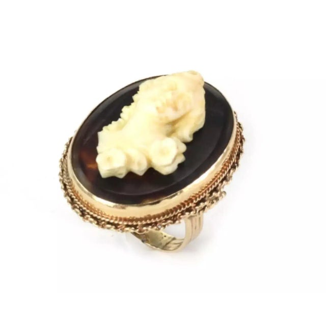 This lovely vintage ring is crafted from 14k yellow gold. It features an oval shape top with fine wire rope base around...