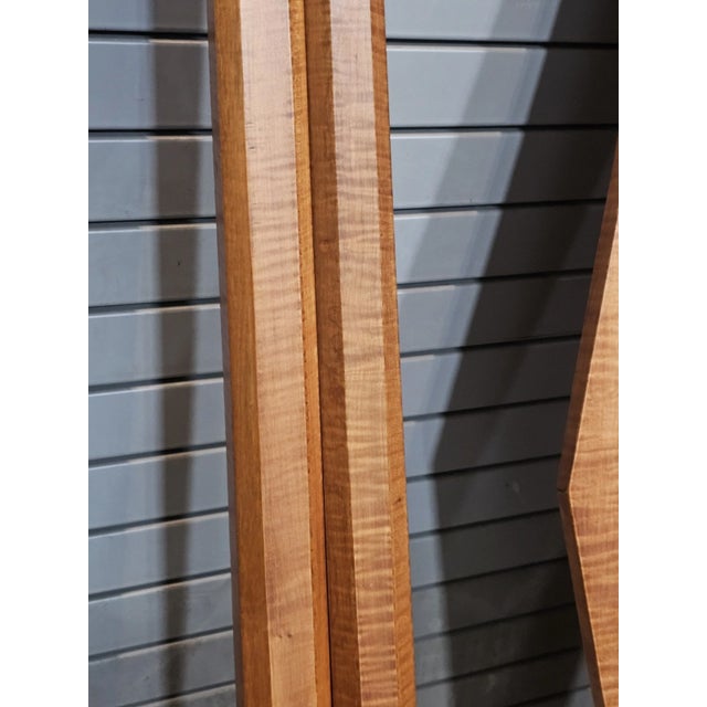 Wood Late 20th Century Douglas Campbell Benchmade Tiger Maple King Size Pencil Post Canopy Bed Maine For Sale - Image 7 of 10