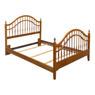 Vintage Thomasville American Oak Collection Traditional Arts & Crafts Style Solid Oak Queen Spindle Bed Frame For Sale