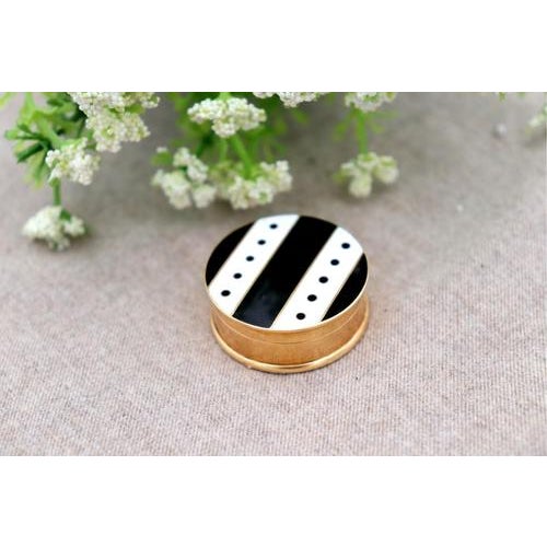 Pill Box in 18k Gold For Sale - Image 5 of 7