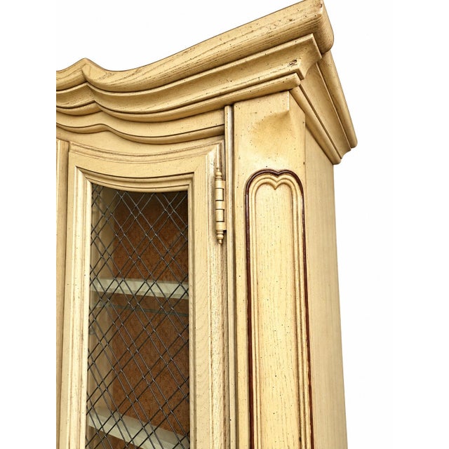 Vintage Stanley Furniture French Provincial Lighted China Cabinet / Hutch – Antique Ivory For Sale - Image 12 of 12