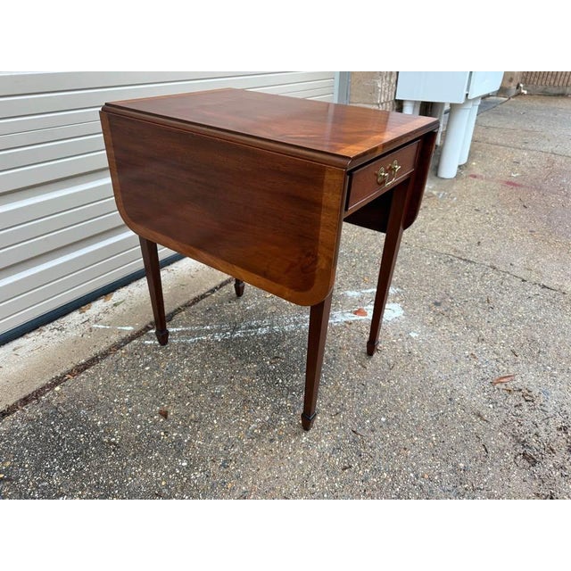 Mid 20th Century Vintage Pair of Federal Style Banded Mahogany Drop-Leaf Pembroke Side Tables. For Sale - Image 5 of 10