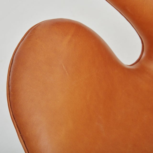 Mid-Century Modern Cognac Leather Swan Sofa Model 3321 by Arne Jacobsen, Denmark 20th Century For Sale - Image 3 of 11