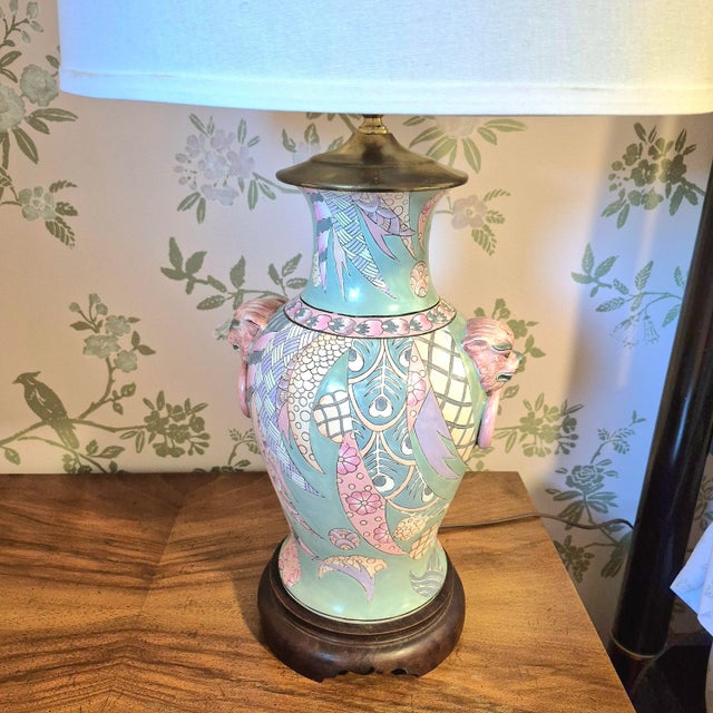 Chelsea House Inc 1980s Heyward House Pastel Teal & Pink Tobacco Leaf Ceramic Table Lamp W/ Foo Dog Handles Chinoiserie Hollywood Regency Palm Beach For Sale - Image 4 of 14
