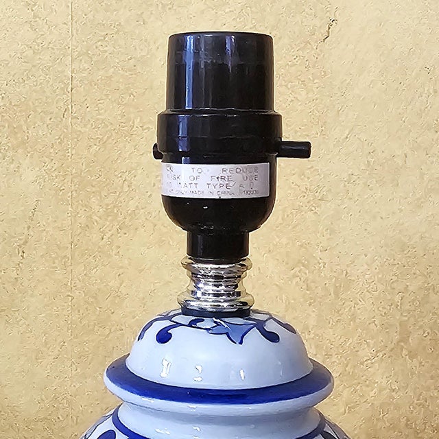 Vintage Blue & White Chinoiserie Ginger Jar Table Lamp – Porcelain Accent Lamp For Sale - Image 15 of 18
