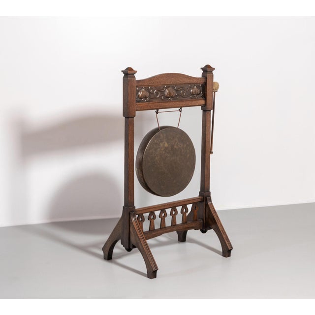 Arts & Crafts Oak & Copper Floor-Standing Dinner Gong attributed to Shapland and Petter, 1890s For Sale - Image 5 of 12
