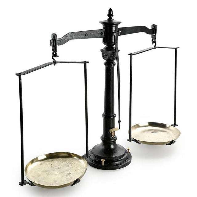 This imposing English scale dating from the 20th century is a true masterpiece of the period. Measuring 6.8 cm high, 89 cm...