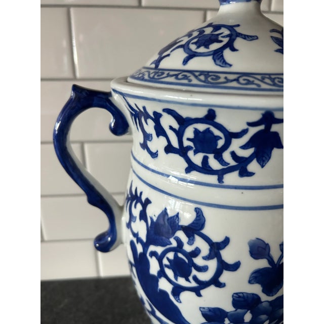 Chinoiserie Vintage Mid 20th Century Bombay Chinoiserie Blue and White Ceramic Ginger Jar For Sale - Image 3 of 8