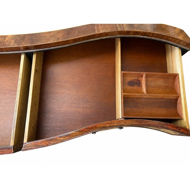 Vintage Heritage Henredon Serpentine Dresser With Inlaid Mahogany Drawers For Sale In New York - Image 6 of 12