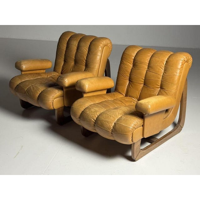 Set of 2 vintage armchairs / fauteuils ca. 1970-1980. On a hardwood base. Leather is slightly worn but not damaged...